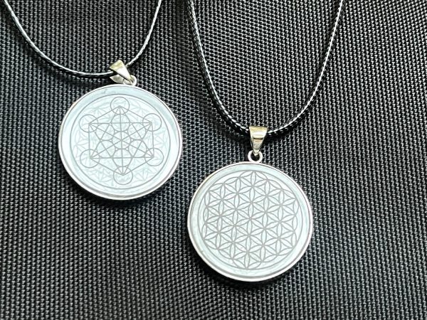 Mặt vòng đá thạch anh Himalaya hình Bông Hoa Sự Sống (Flower of Life Himalaya Crystal)